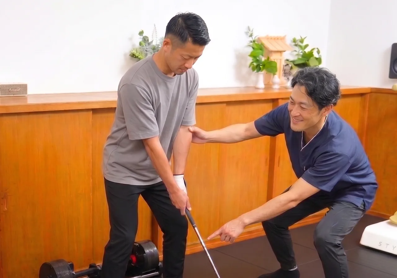 ゴルフクラブを持つ利用者にスタッフが腕と足元の使い方を説明している様子